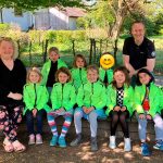 Daniela Kehrmüller, Erzieherin des Kindergartens St. Elisabeth mit Thomas Kible (Walter Baustoffe, Leutkirch) und den strahlenden Kindern des Malwettbewerbs