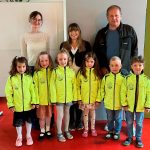 Celina Link und Nadja Krause, Erzieherinnen im städtischen Kindergarten mit Paul Wiest (Linzmeier) und den strahlenden Kindern des Malwettbewerbs