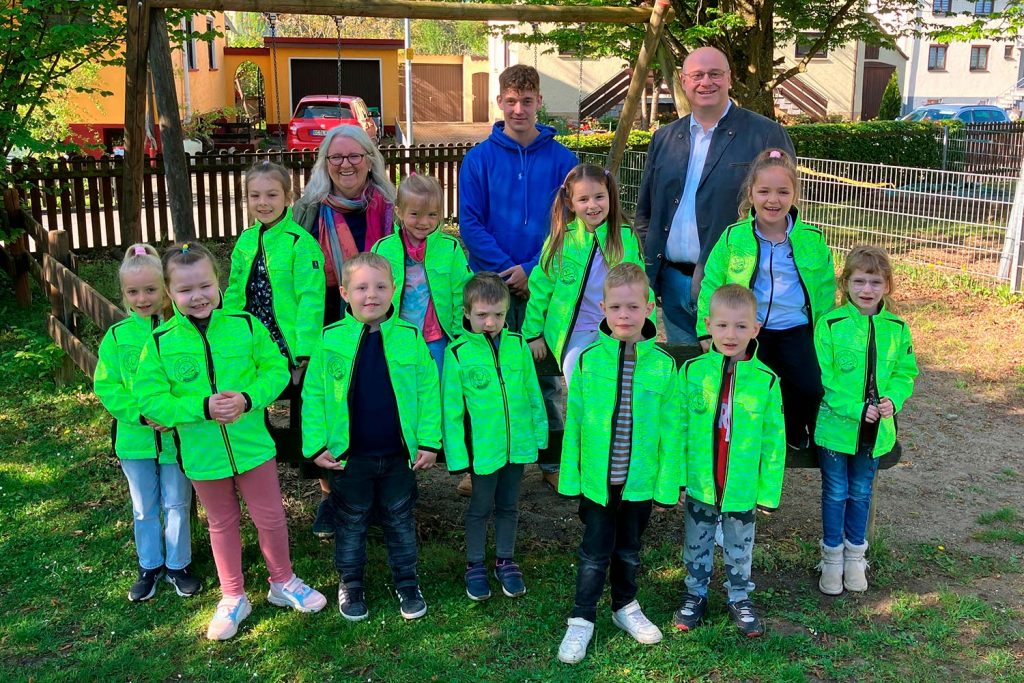 Beate Kegele, Leiterin des Kindergartens St. Maria mit FSJ-ler Robert Seidenfuß, Mathias Bleher (Linzmeier Riedl.) und den strahlenden Kindern des Malwettbewerbs
