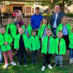 Beate Kegele, Leiterin des Kindergartens St. Maria mit FSJ-ler Robert Seidenfuß, Mathias Bleher (Linzmeier Riedl.) und den strahlenden Kindern des Malwettbewerbs