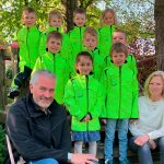 Susanne Seidel, Leiterin des Kindergartens St. Martinus mit Stefan Rupp (Linzmeier Ehingen) und den strahlenden Kindern des Malwettbewerbs