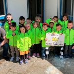 Katarina Matekalo, Erzieherin des Kindergartens Krone mit Steffen Morlok (Linzmeier Laichingen) und den strahlenden Kindern des Malwettbewerbs