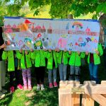 Gabi Hering, Erzieherin in der Kindertagesstätte Hörvelsingen mit Simone Mayer (Linzmeier Langenau) und den strahlenden Kindern des Malwettbewerbs