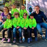 Daniela Marx, stell. Leiterin des Nikolaikinderhauses mit Berthold Mösle (Walter Baustoffe, Isny) und den strahlenden Kindern des Malwettbewerbs