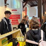Maja und Seweryn im Gespräch mit interessierten Schülerinnen auf der future4you in Biberach
