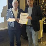 Andreas Linzmeier mit Henrik Jaksch der für 15 Jahre Betriebszugehörigkeit geehrt wurde