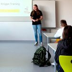 Maja Marquart beim Knigge-Training in der Riedlinger Realschule